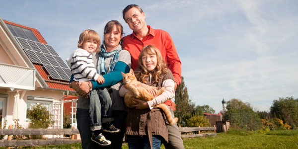 Blog_FamilievorHausmitPV_1100x550_2